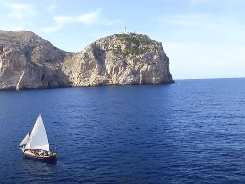 Die erhabene Nordküste auf einem traditionellen Llaüt